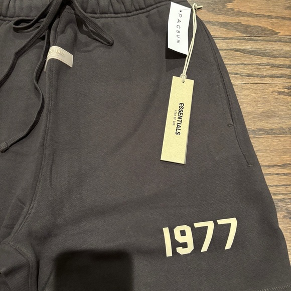 Fear of God Essentials 1977 Iron Shorts Sweatshorts M Medium NEW NWT - Picture 2 of 6